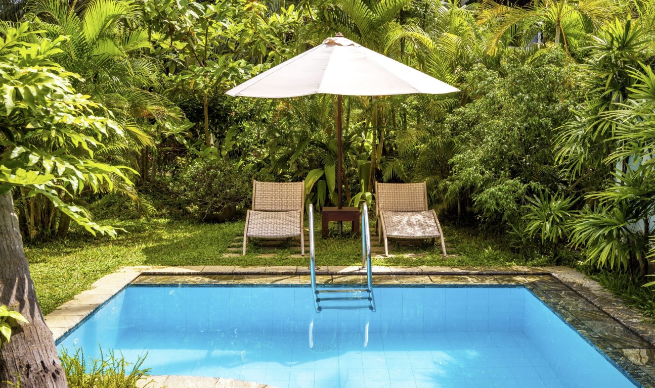 Pool maintenance service options including weekly and one-time cleaning